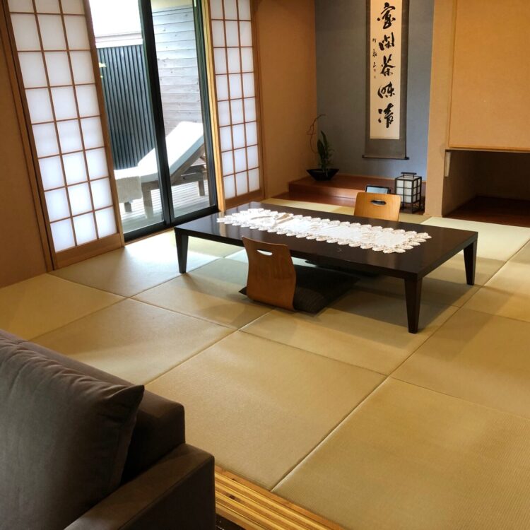 通常のいぐさの琉球畳から若草色の色の変わらない畳にい草畳の張り替え