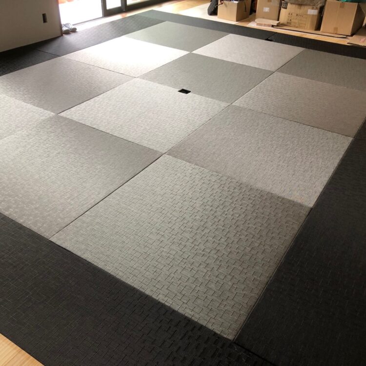 新築事務所の床をReFaceに！1帖サイズを畳寄として採用カラーの違う畳が取り囲む美しい床