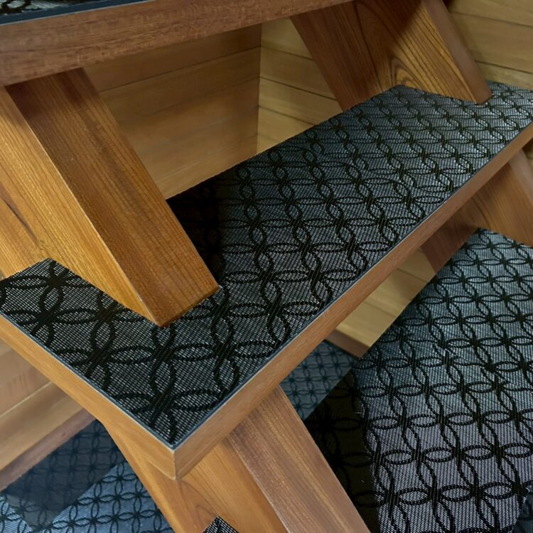 シースルーの木階段を傷がつかない畳施工黒七宝柄の階段へ