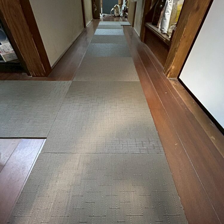 足に負担が掛かる滑りやすく・冷たい廊下を解消したい！