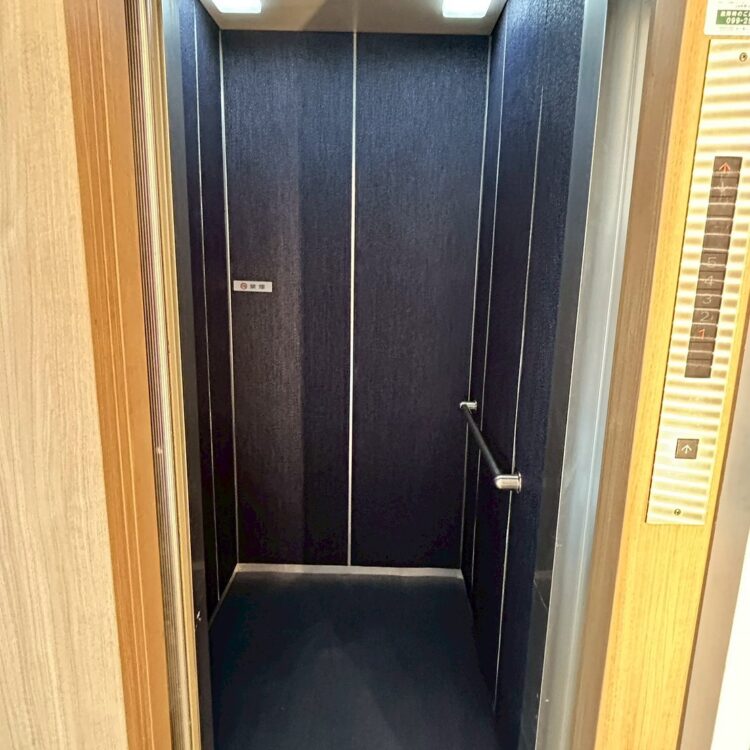 意匠性のあるエレベーターの内部！ダイノックシートを張らずに傷にも強い商材