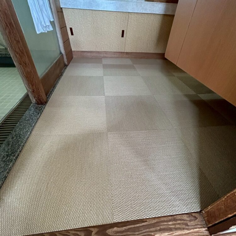 脱衣所の籐のカーペットを水と傷に強い畳に変えたい②