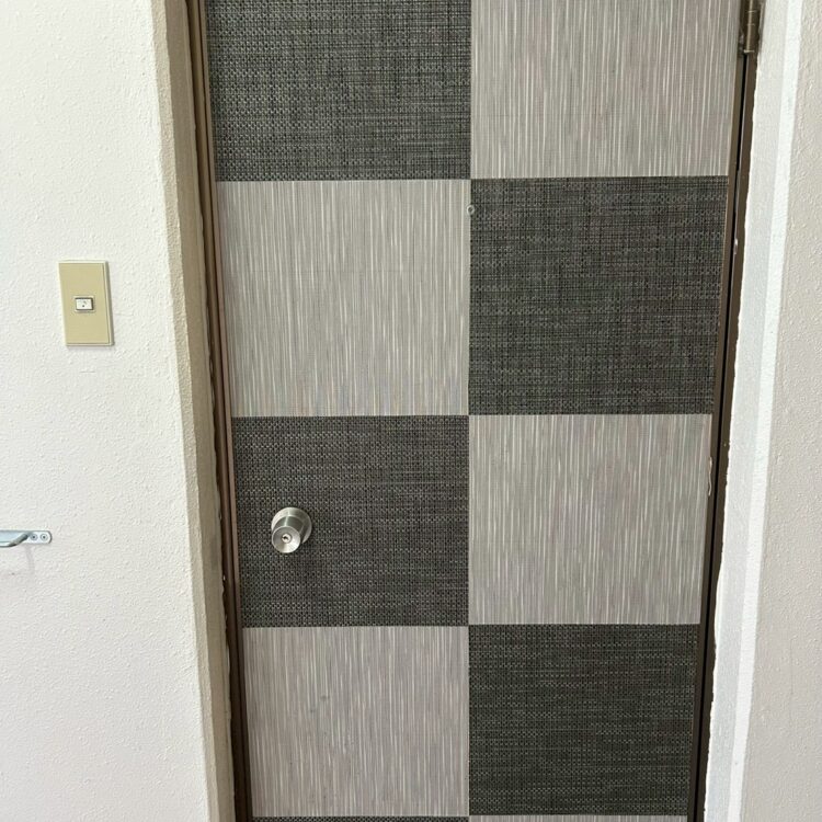 賃貸住宅の味気ない玄関ドアを畳素材でリニューアル！