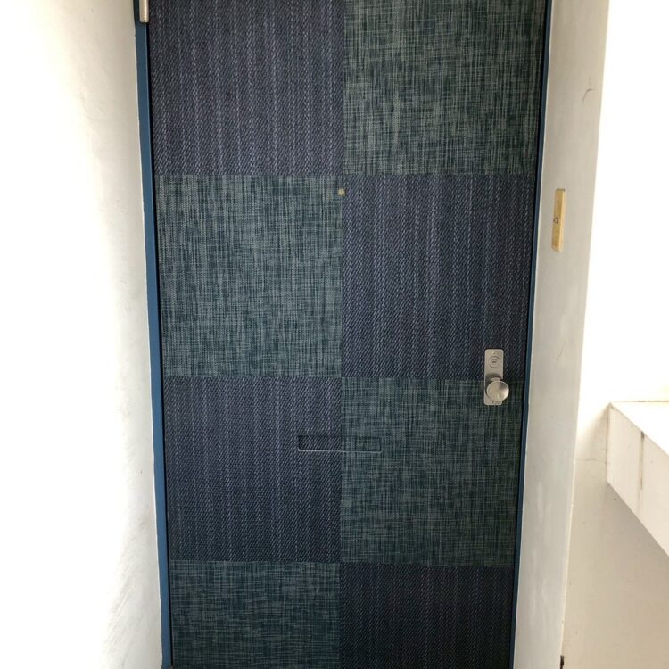 賃貸住宅用の鉄扉玄関ドアをオシャレにリニューアル！塗装が剥げない玄関ドア