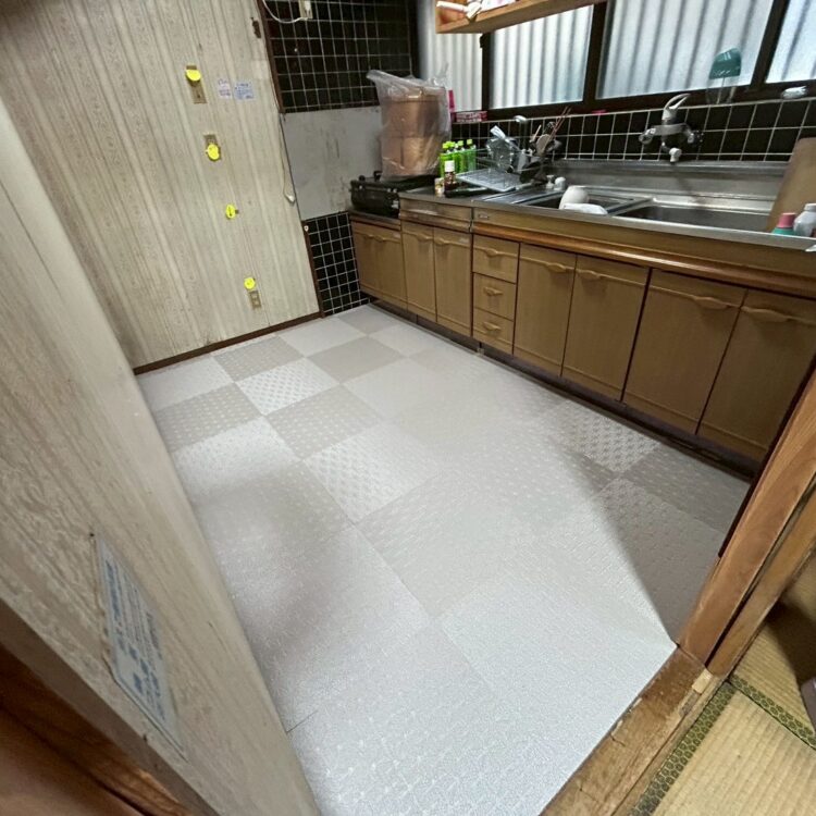 キッチン部分の床をフローリングから畳にて施工
